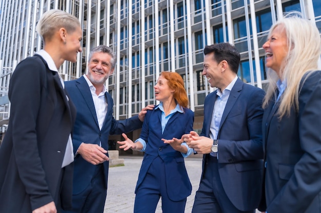 Executivos se divertindo conversando e rindo no distrito comercial