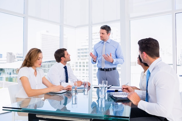 Executivos sentados ao redor da mesa de conferência