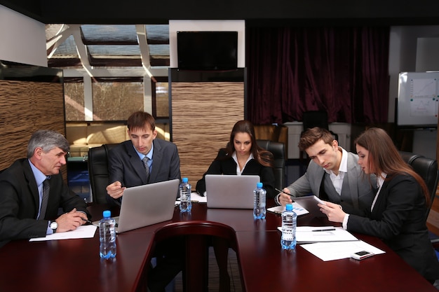 Executivos trabalhando em sala de conferências