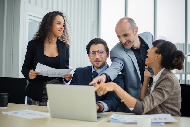 Executivos trabalhando em sala de conferências