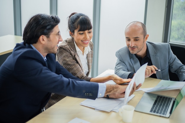 Executivos trabalhando em sala de conferências