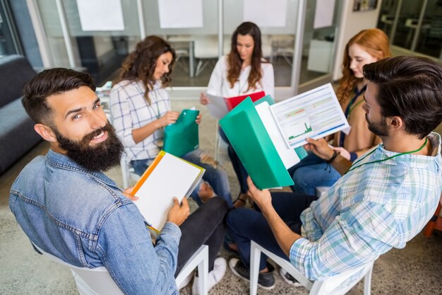 Executivos trabalhando no escritório