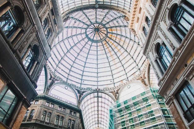 Exemplo da arquitetura do século 19, Galleria Umberto I populares galerias de compras públicas na Itália