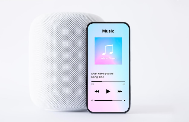 Foto exemplo de aplicativo de reprodutor de música no celular em frente ao alto-falante sem fio em fundo branco