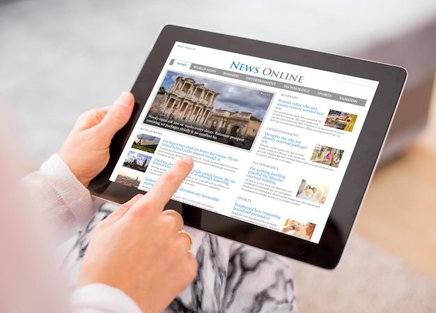 Exemplo de site de notícias em tablet digital O conteúdo é todo inventado