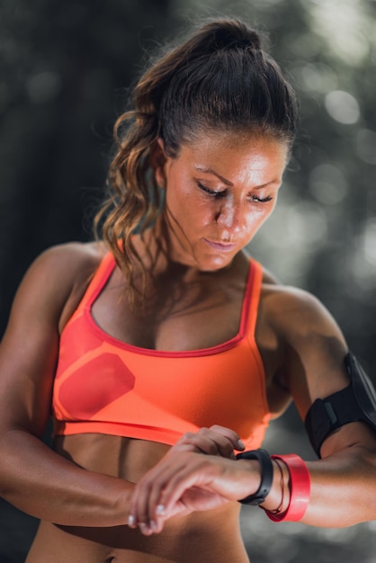 Exercício ao ar livre Atleta feminina usando banda de fitness