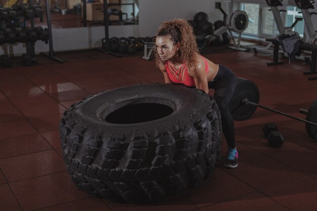 Exercício bonito da mulher do crossfit do ajuste