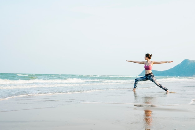 Exercício da ioga que estica o conceito do verão da concentração da meditação