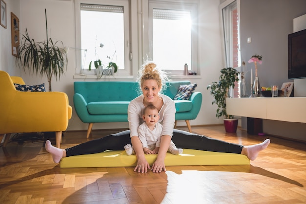 Exercício da mãe com seu bebê em casa