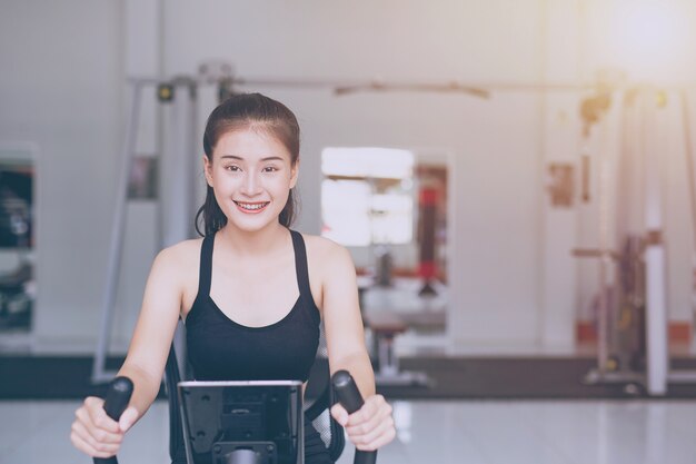 Exercício da saúde da mulher da aptidão na ginástica. Conceitos de treino saudável