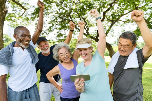 Exercício de amigos do grupo sênior relaxar conceito