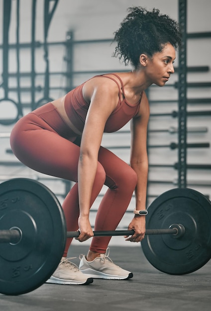 Exercício de barra de ginástica e mulher negra fazendo desempenho de aptidão muscular para treinamento de força de saúde corporal ou musculação Treino de braço estilo de vida de bem-estar de atleta e levantamento de peso de fisiculturista forte