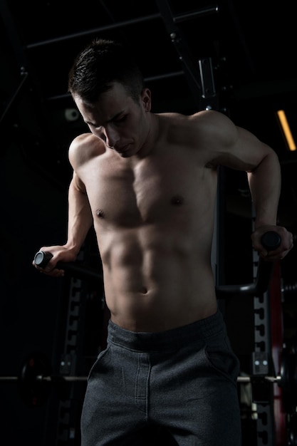 Exercício de barras paralelas para tríceps e peito