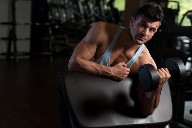 Exercício de bíceps com haltere em um centro de fitness