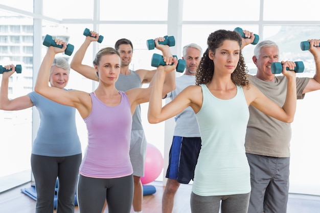 Exercício de classe com halteres na academia