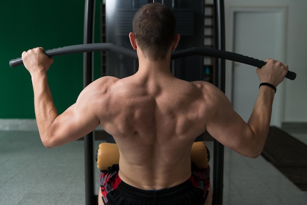 Exercício de costas na academia