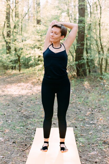 Exercício de esporte de mulher pilates fora do conforto de ioga