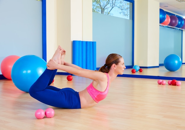 Exercício de exercício de balanço fitball de mulher de Pilates