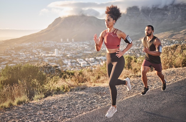 Exercício de fitness e casal correndo na montanha para treinamento de treino cardiovascular e estilo de vida saudável de energia e bem-estar do corpo forte Esportes natureza e corredor homem mulher e ação de atletas na colina