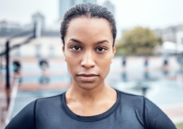 Exercício de fitness e retrato de uma mulher atleta na cidade para uma corrida ao ar livre ou treinamento esportivo Motivação séria e rosto de jovem corredora com braços cruzados após treino cardio fora