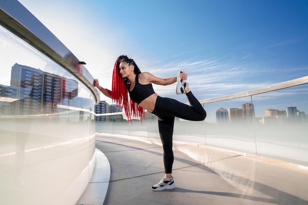 Exercício de fitness e uma mulher se alongando na academia durante o treino de aquecimento e treinamento para saúde e bem-estar Esportes feminino ou atleta no chão para esticar as pernas para ser equilíbrio flexível e saudável