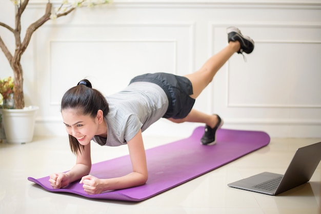 Exercício de fitness mulher em casa