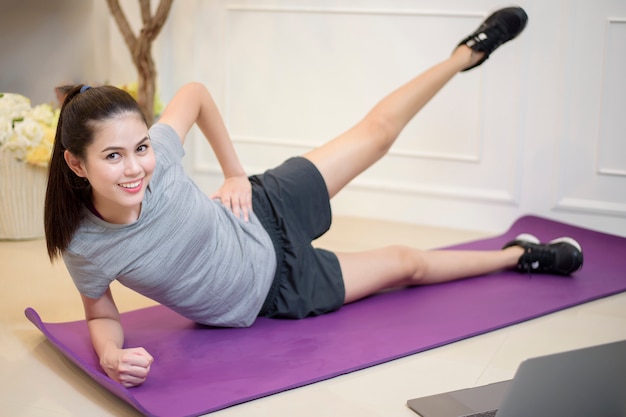 Exercício de fitness mulher em casa