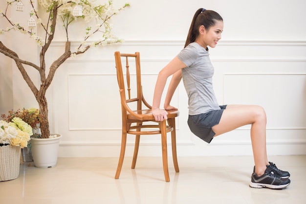 Exercício de fitness mulher em casa