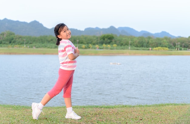 Exercício de garota feliz no health park