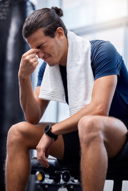 Foto exercício de ginástica de homem e cansado com dor de cabeça no treino de treino ou estúdio de bem-estar com ansiedade fisiculturista fitness e esgotamento enquanto sentado para estresse, descanse ou relaxe após levantamento de peso em toronto