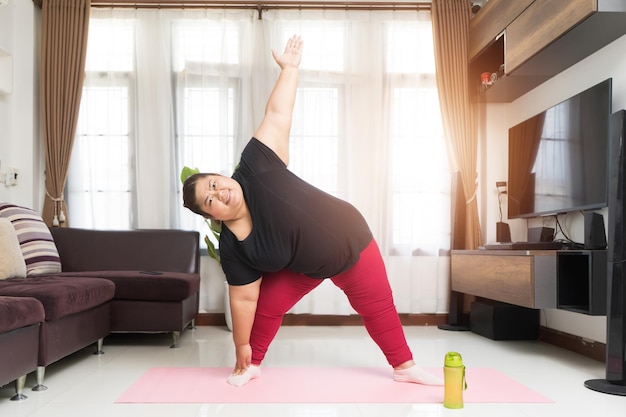 Exercício de gordura de mulher asiática em casa Esporte exercitando perda de peso e conceito de ideia de recreação