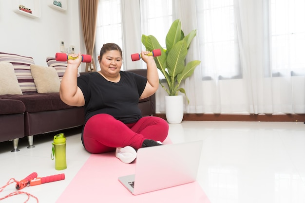 Exercício de gordura de mulher asiática em casa esporte exercitando perda de peso e conceito de ideia de recreação