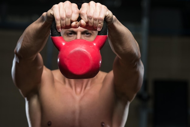 Exercício de homem musculoso com KettleBell