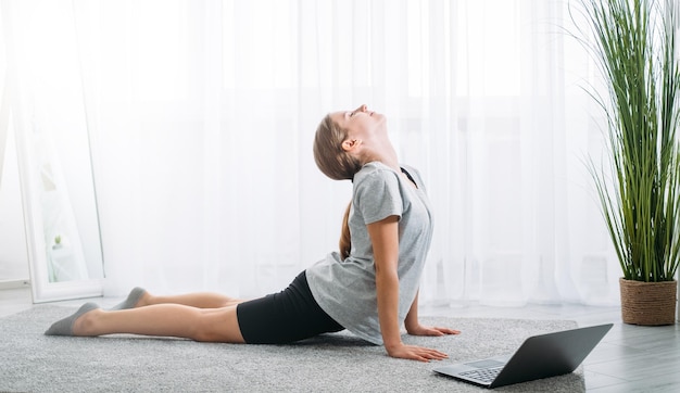 Exercício de ioga de menina de pilates em casa online fitness