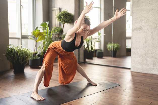 Exercício de ioga pose asana uma jovem usa um tapete