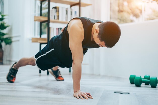 Exercício de jovem asiático em casa