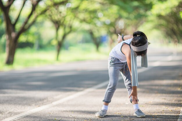 Exercício de linda garota asiática