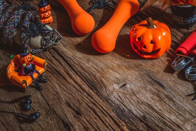 exercício de material com decoração de halloween na mesa de madeira