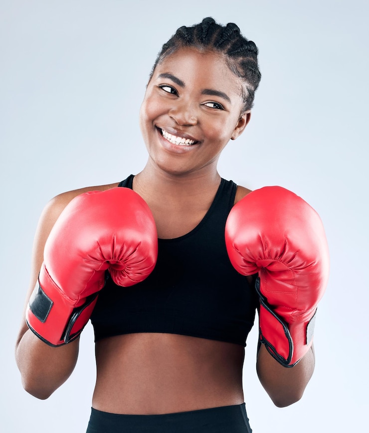 Foto exercício de menina negra e luvas para boxe em estúdio guerreiro e pronto para lutar em fundo branco vestuário de pessoa feminina e artes marciais prática ou treinamento de desafio e aptidão para a batalha