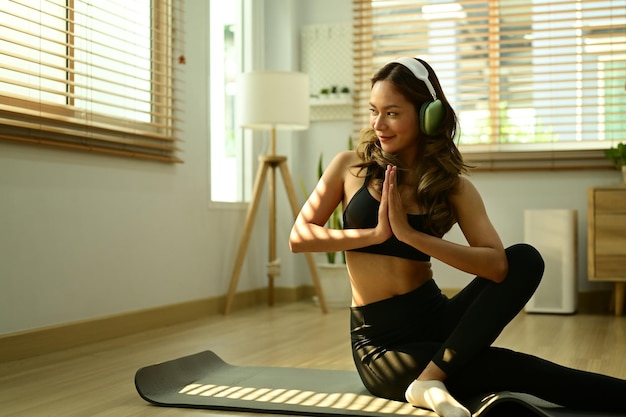 Exercício de mulher asiática em casa com momento positivo
