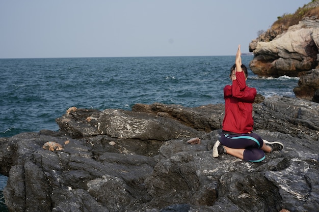 Exercício de mulher com yoga