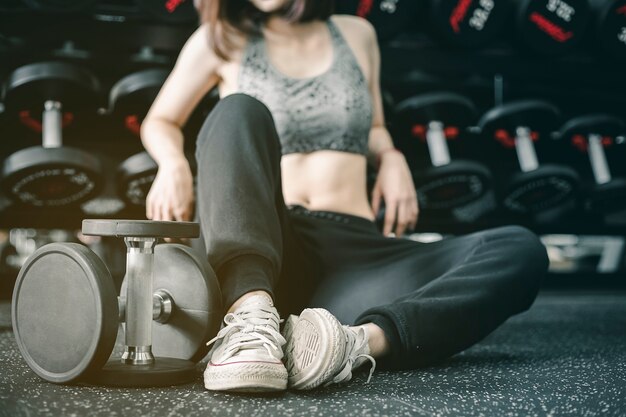 Exercício de mulher no ginásio fitness