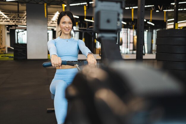 Exercício de remo na academia