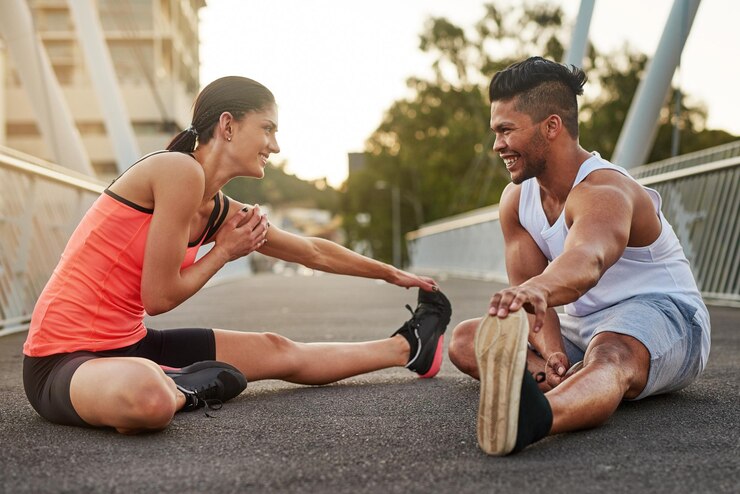 Foto exercício de sorriso e alongamento de casal na ponte para saúde e bem-estar ou aquecimento para correr homem mulher e treinamento na estrada para preparação cardio e fitness juntos na cidade para corrida de maratona ou sprint