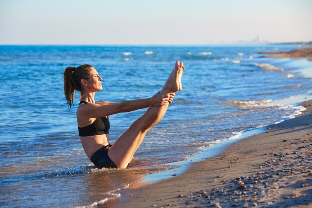 Exercício de treino de yoga pilates ao ar livre na praia