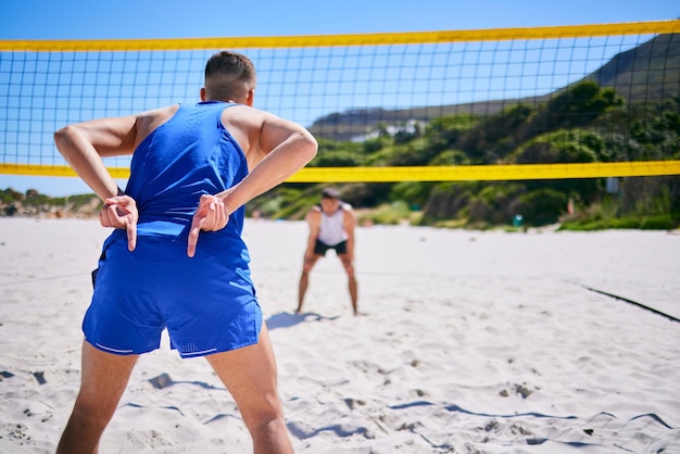 Exercício de vôlei e homem na praia com sinal de mão para bloquear o ângulo de ataque Esportes nas costas e gesto do atleta ao ar livre em treinamento ou competição para o bem-estar corporal saudável e o verão