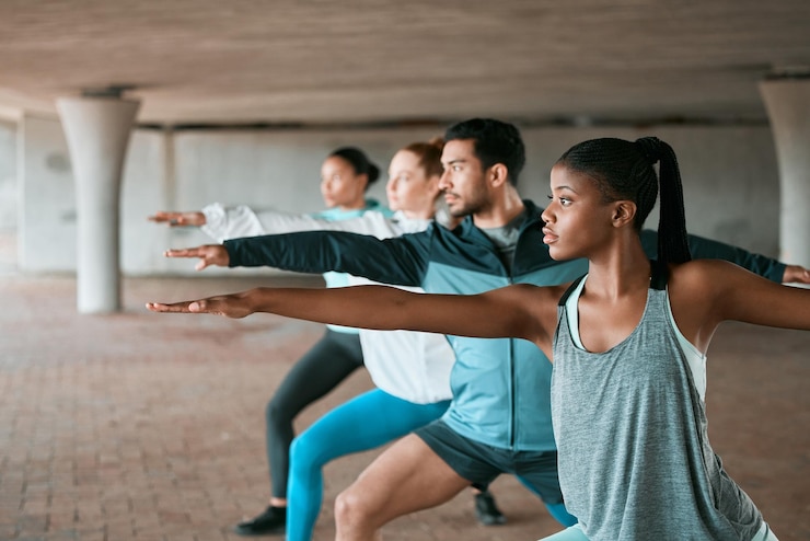 Foto exercício em equipe e amigos se alongando como um clube de fitness para saúde e bem-estar esportivo em uma aula urbana juntos compromisso esportivo e treinamento de pessoas ou grupo fazendo exercícios de pilates em ioga