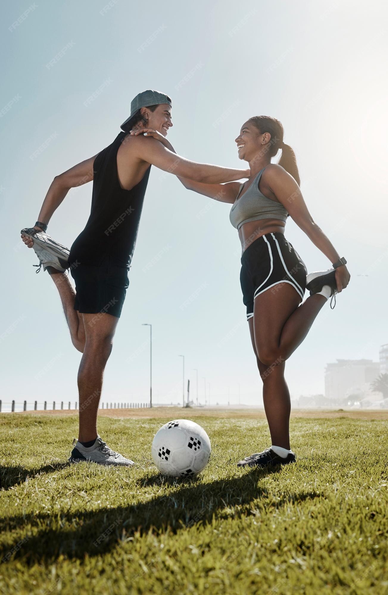 Alongamento de bola de futebol e mulher em treinamento de exercícios  físicos e exercícios no telhado com fones de ouvido de música jogador de  futebol e atleta se aquecem para podcast de