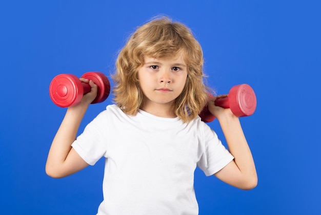 Exercício infantil esportivo Criança se exercitando com halteres Criança esportiva com halteres Treinamento infantil em forma