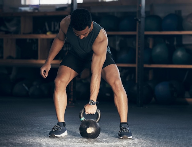 Foto exercício kettlebell e homem com objetivo de treino de fitness e treinamento com bem-estar, saúde e progresso indivíduo do sexo masculino e atleta com equipamento de ginástica forte e esportes com energia e desafio